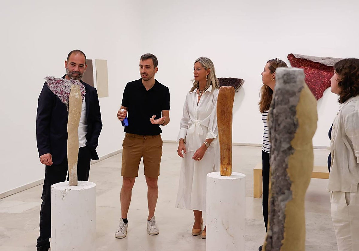 David Bestué muestra su obra al director del museo, Javier Hontoria, y la concejala de Cultura, Irene Carvajal