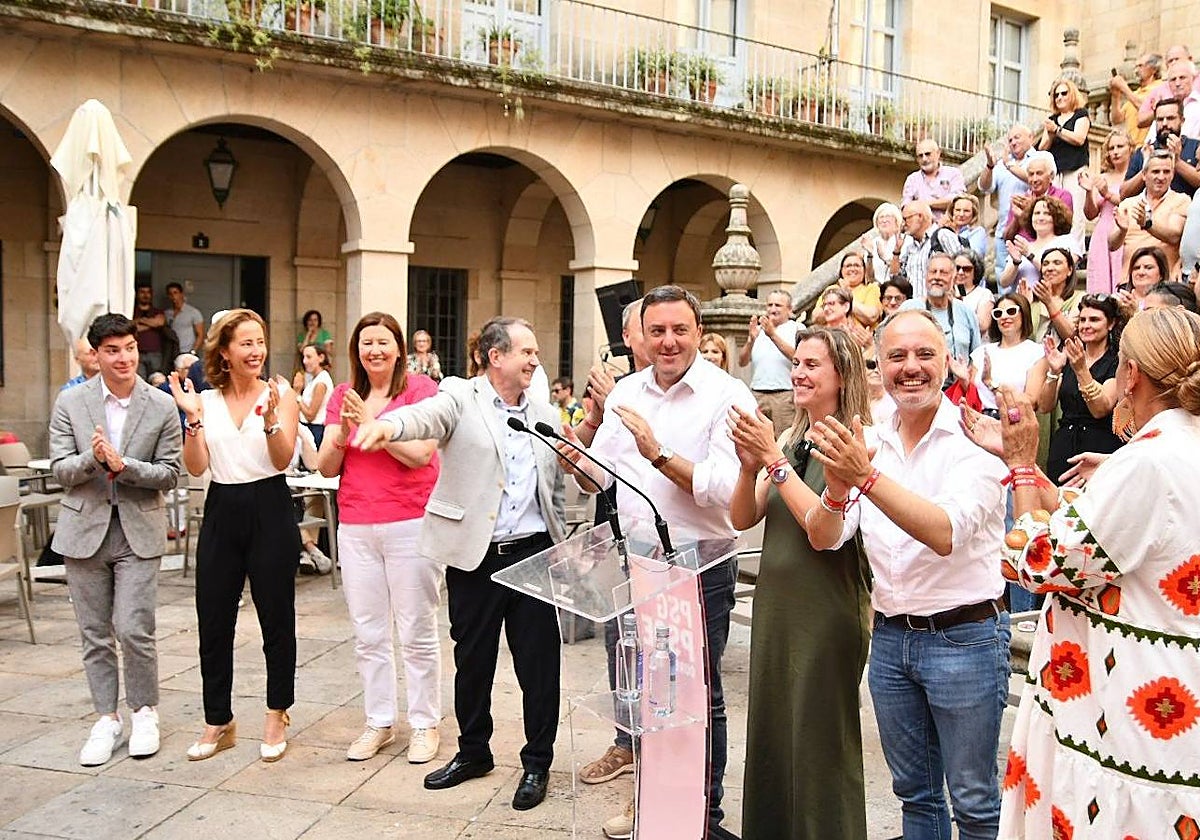 González Formoso, en el centro, el viernes, junto a miembros de su partido en Orense