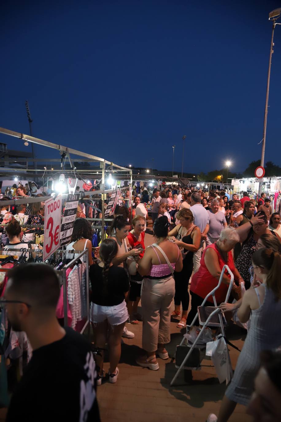 El bullicioso mercadillo del Arenal en horario nocturno, en imágenes