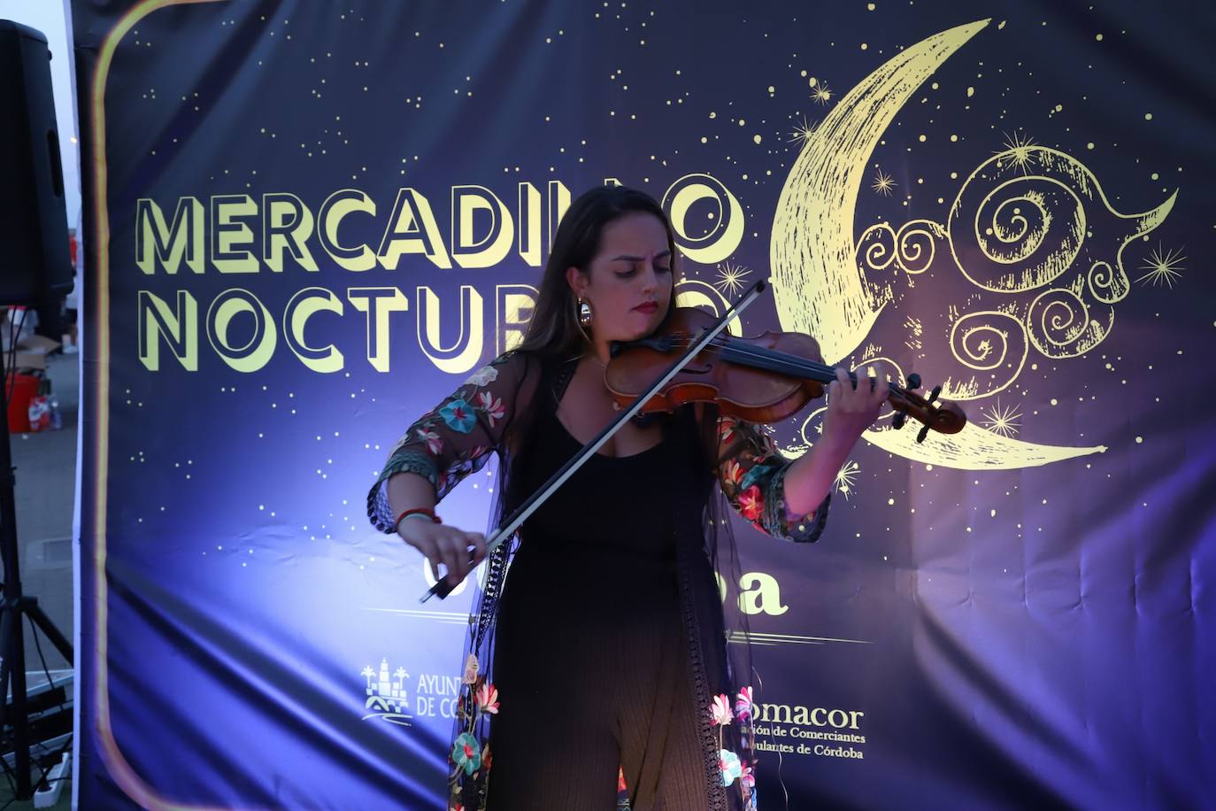 El bullicioso mercadillo del Arenal en horario nocturno, en imágenes