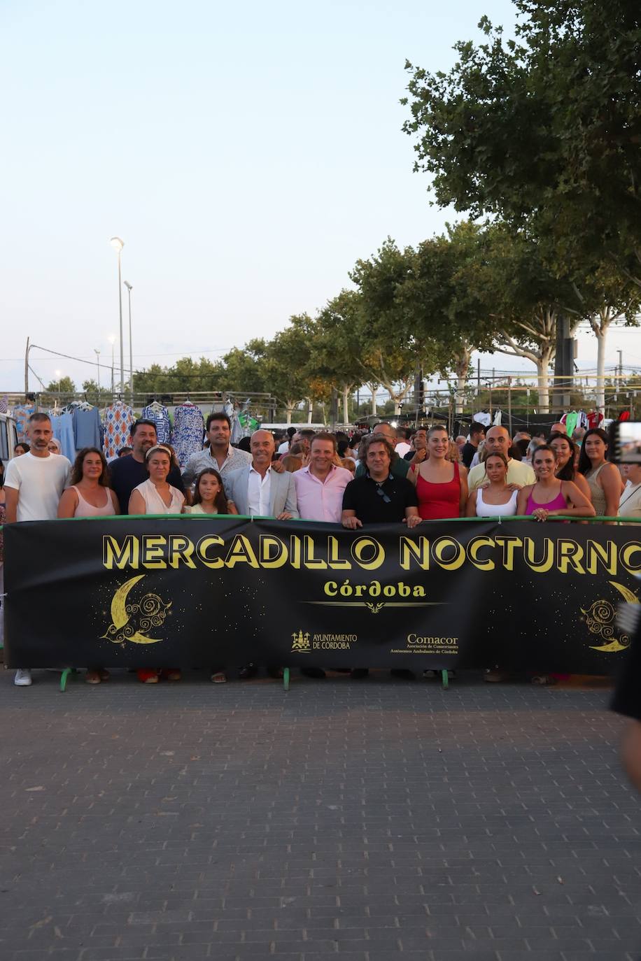 El bullicioso mercadillo del Arenal en horario nocturno, en imágenes