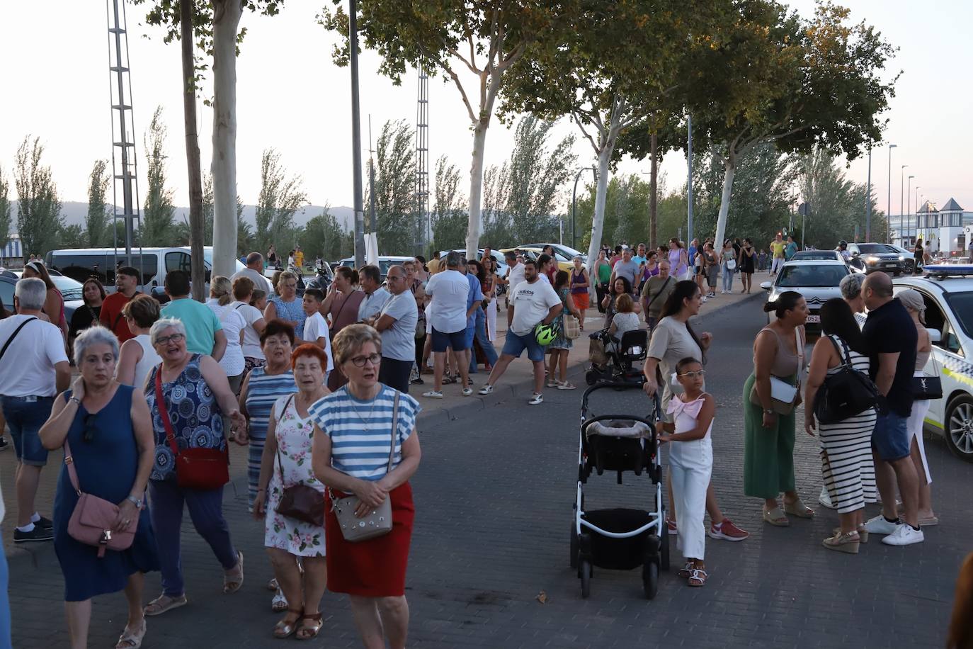 El bullicioso mercadillo del Arenal en horario nocturno, en imágenes