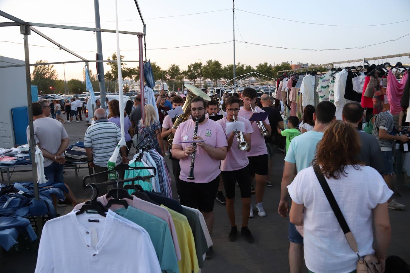 El bullicioso mercadillo del Arenal en horario nocturno, en imágenes
