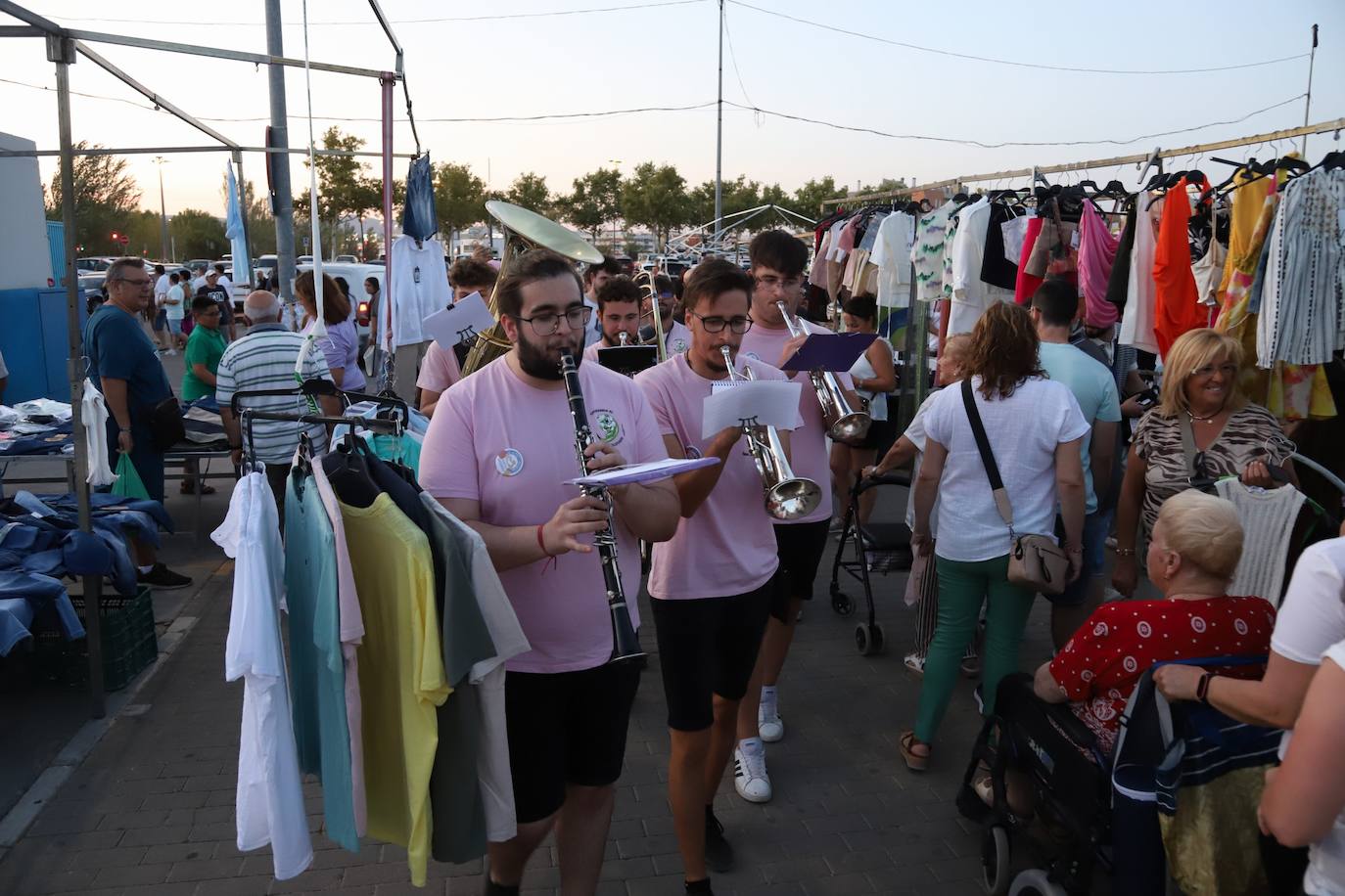 El bullicioso mercadillo del Arenal en horario nocturno, en imágenes