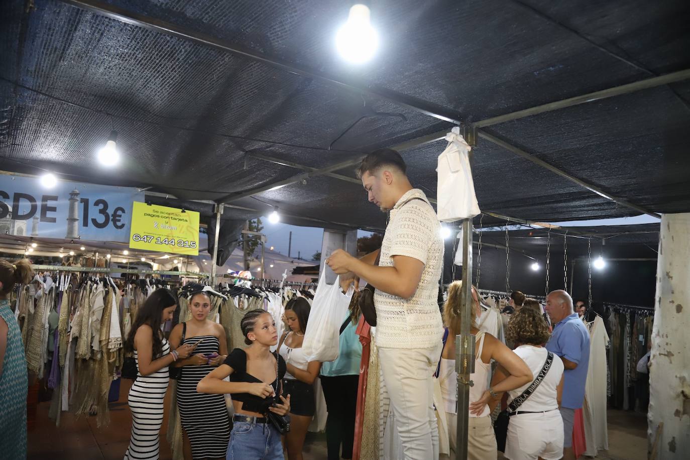 El bullicioso mercadillo del Arenal en horario nocturno, en imágenes