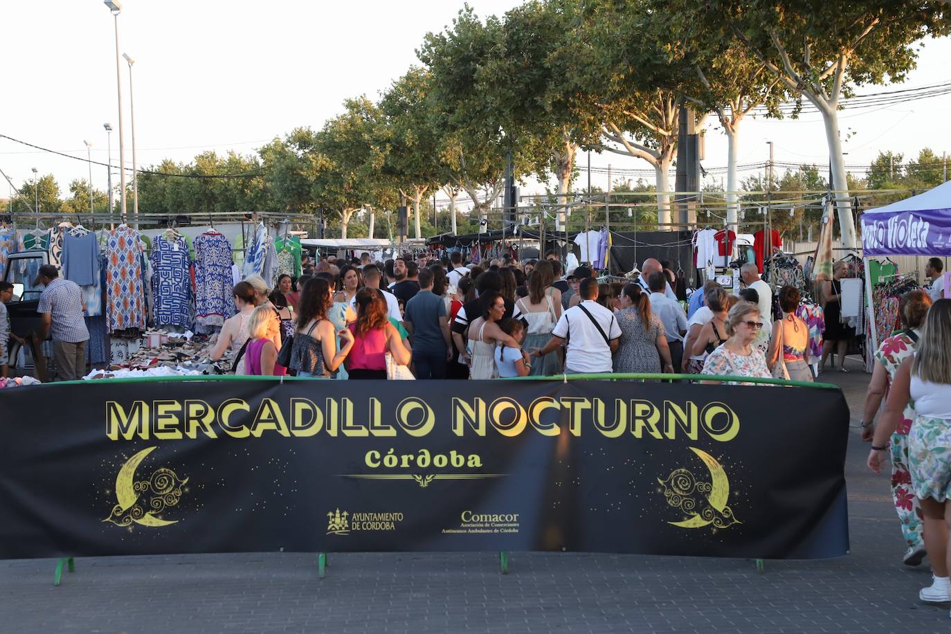 El bullicioso mercadillo del Arenal en horario nocturno, en imágenes