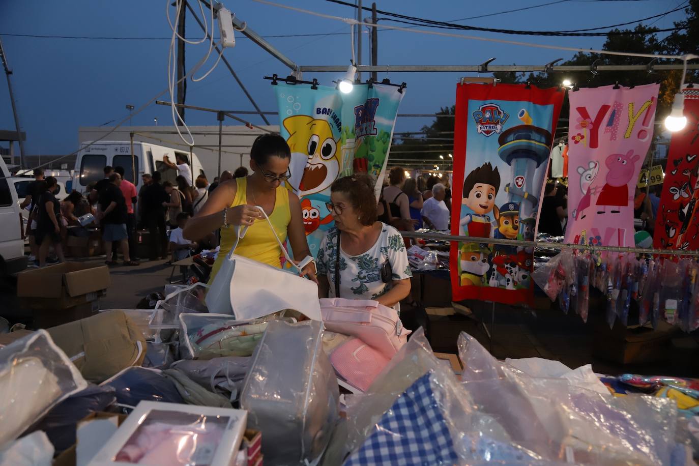 El bullicioso mercadillo del Arenal en horario nocturno, en imágenes