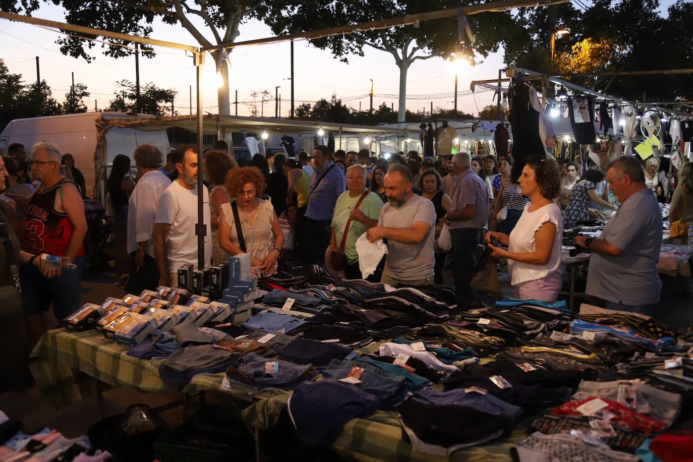 El bullicioso mercadillo del Arenal en horario nocturno, en imágenes