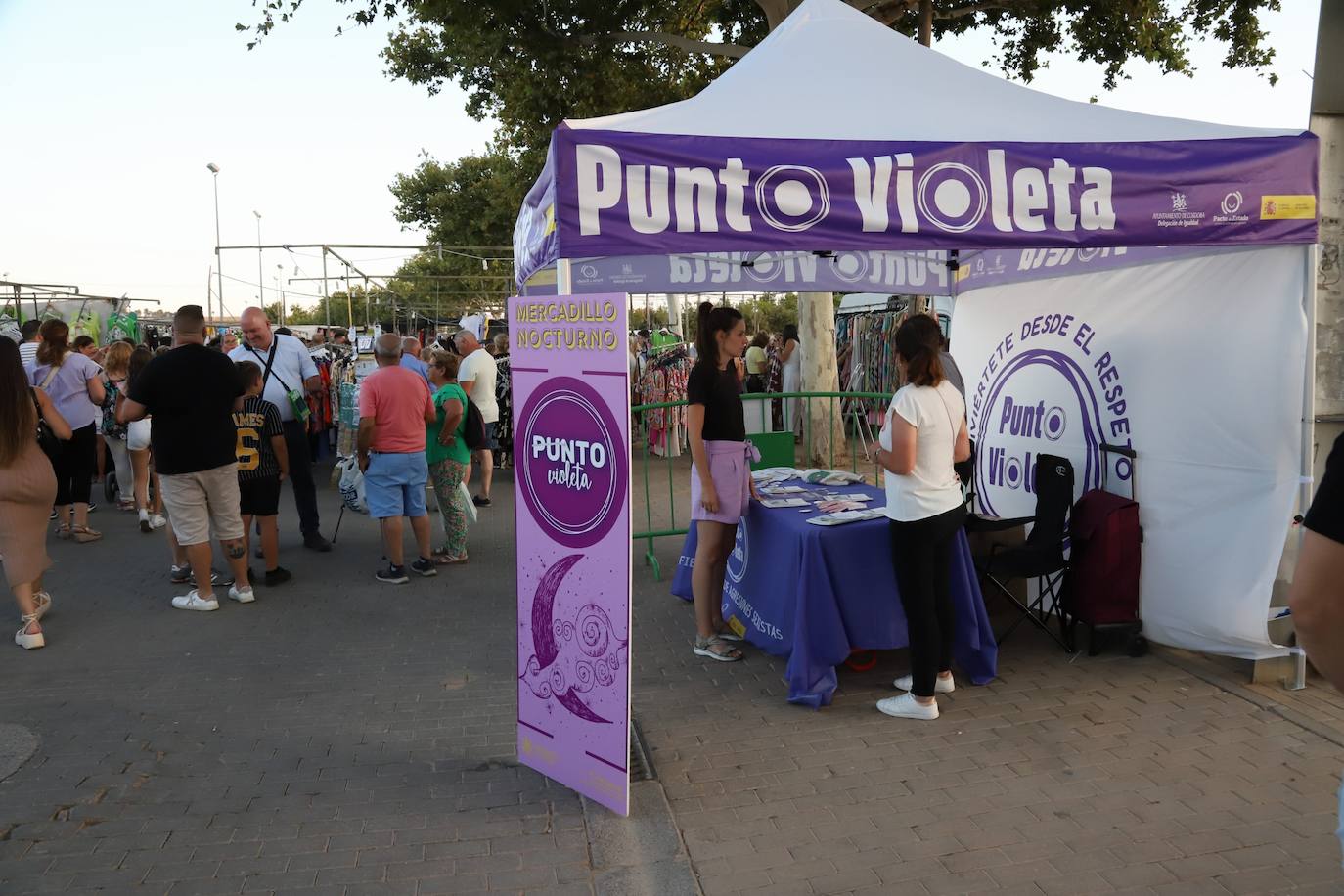El bullicioso mercadillo del Arenal en horario nocturno, en imágenes