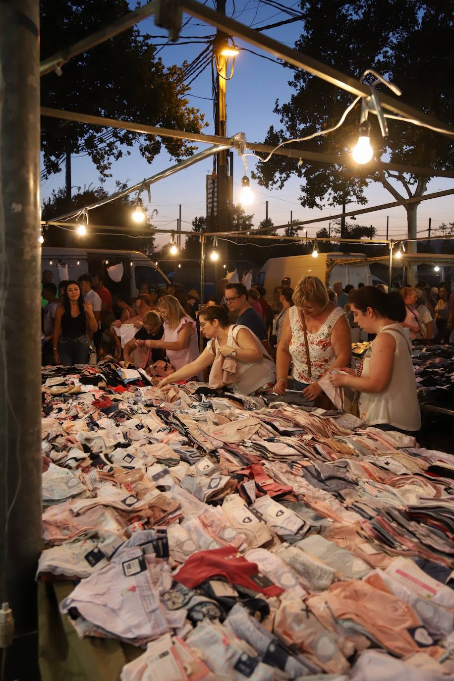 El bullicioso mercadillo del Arenal en horario nocturno, en imágenes