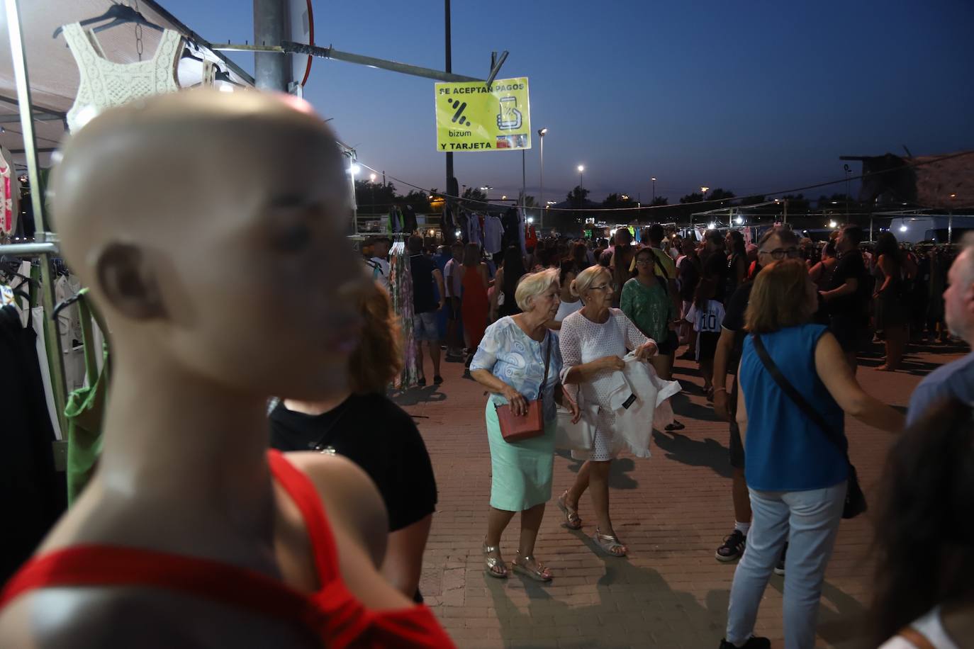 El bullicioso mercadillo del Arenal en horario nocturno, en imágenes