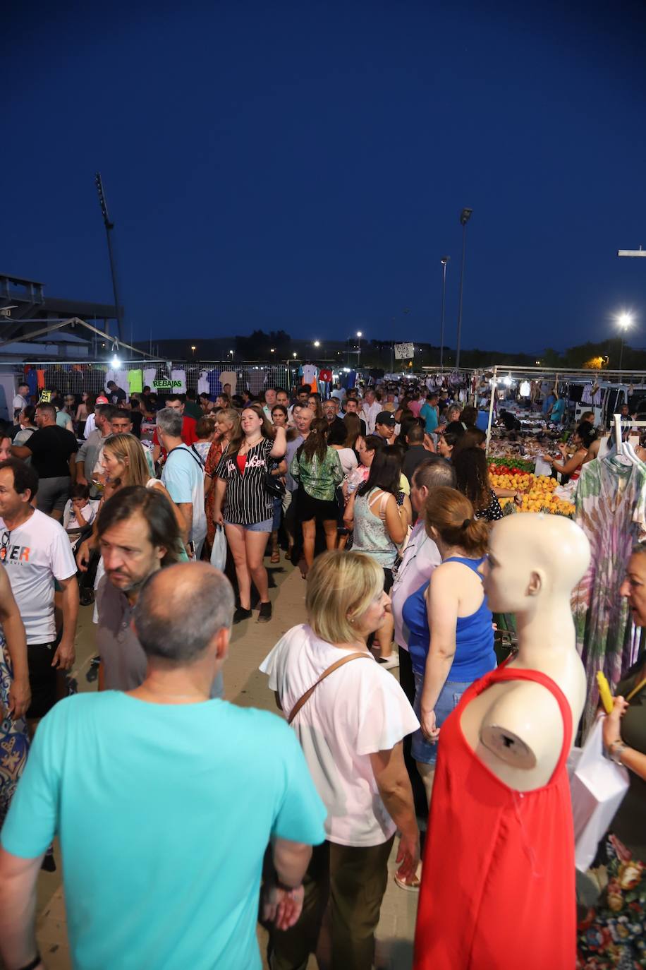 El bullicioso mercadillo del Arenal en horario nocturno, en imágenes