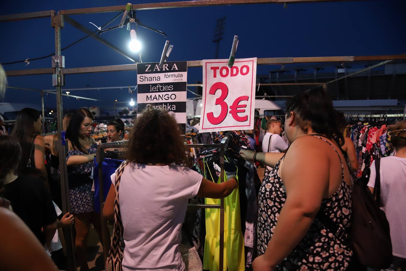 El bullicioso mercadillo del Arenal en horario nocturno, en imágenes