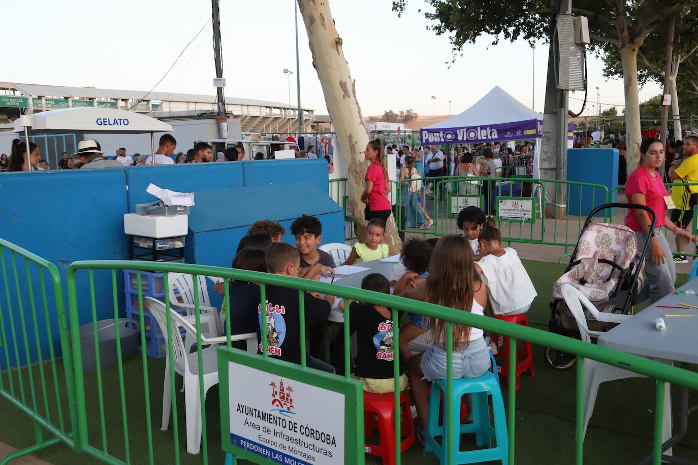 El bullicioso mercadillo del Arenal en horario nocturno, en imágenes