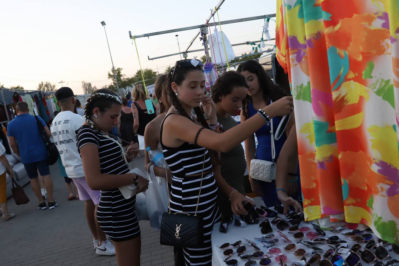 El bullicioso mercadillo del Arenal en horario nocturno, en imágenes