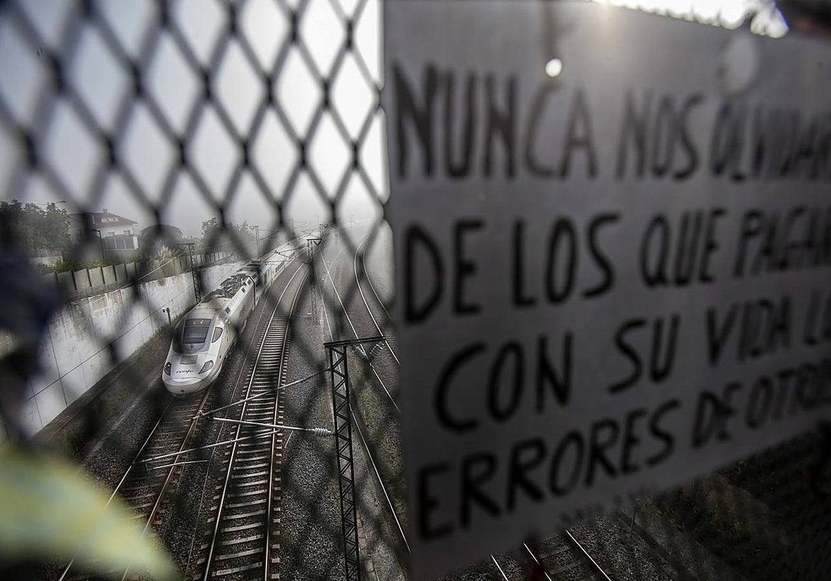 Tren Alvia, a su paso por la curva de Angrois, en Santiago de Compostela