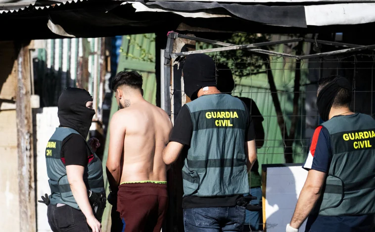 Imagen principal - Operación de la Guardia Civil en Valdemingómez, Madrid, el pasado viernes