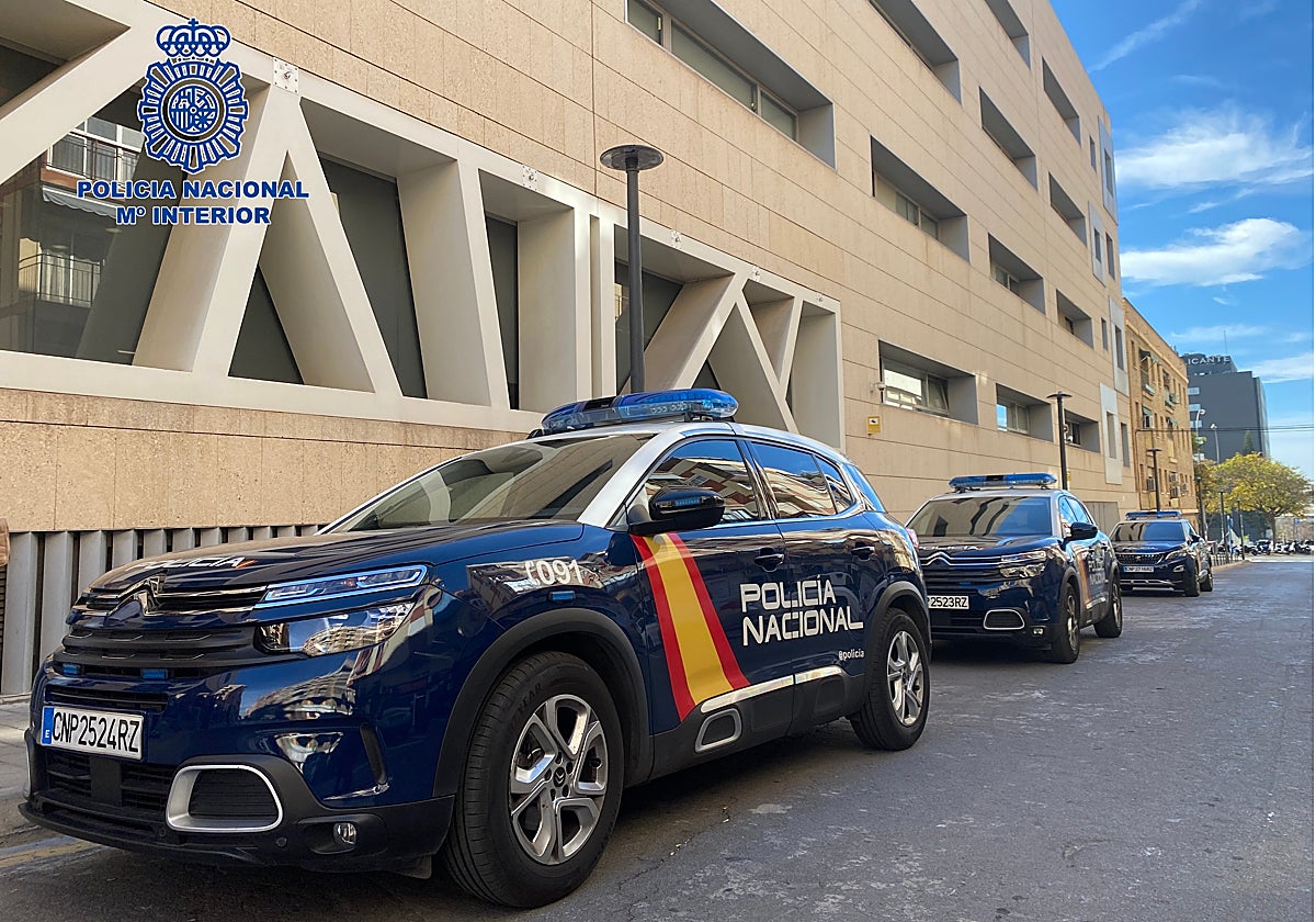 Vehículos de la Policía Nacional aparcados junto a la Comisaría Provincial de Alicante