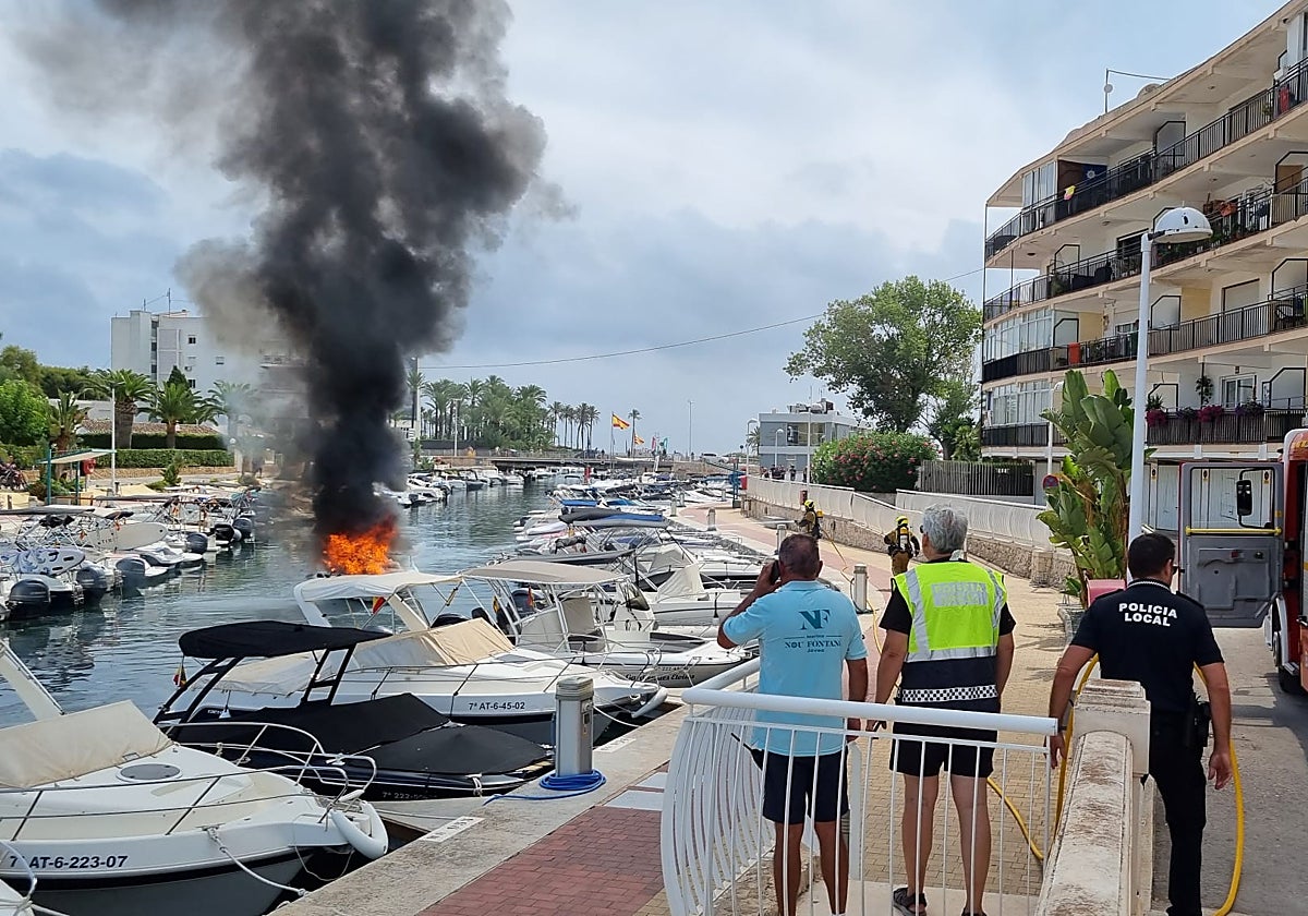 El barco en llamas tras la explosión en el puerto de Jávea