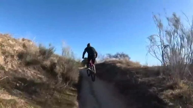 Sánchez aprovecha la jornada de reflexión para montar en bicicleta por la sierra de Madrid