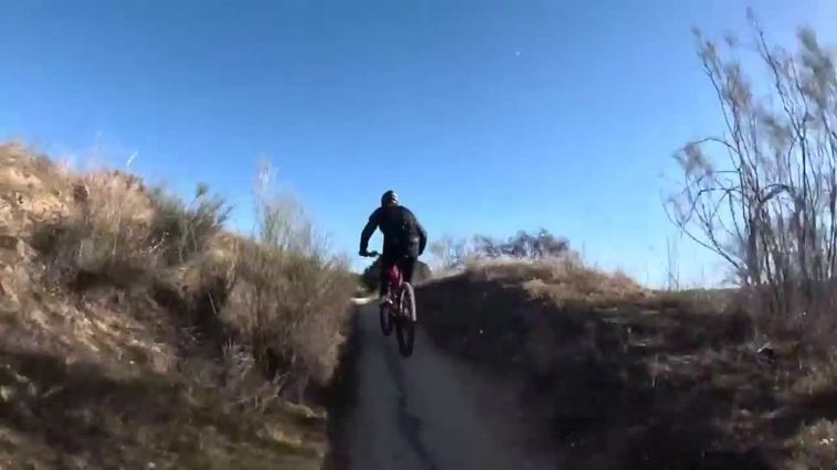 Sánchez disfruta de la bicicleta y la naturaleza en la jornada de reflexión