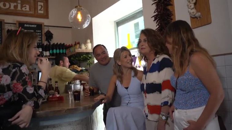 Yolanda Díaz se toma el aperitivo en La Gloria junto a compañeras de Sumar