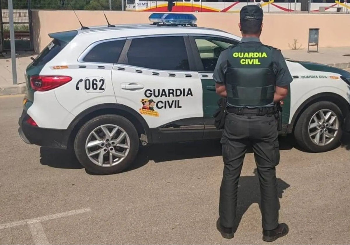 Un agente de la Guardia Civil junto a un vehículo