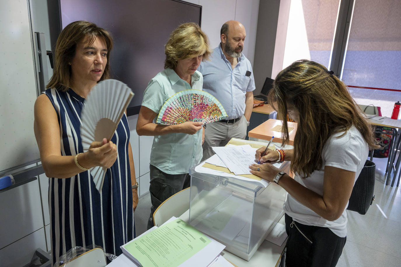 Momento de la constitución de las mesas electorales antes de la apertura del colegio electoral montado en el Instituto Ortega y Gasset de Madrid