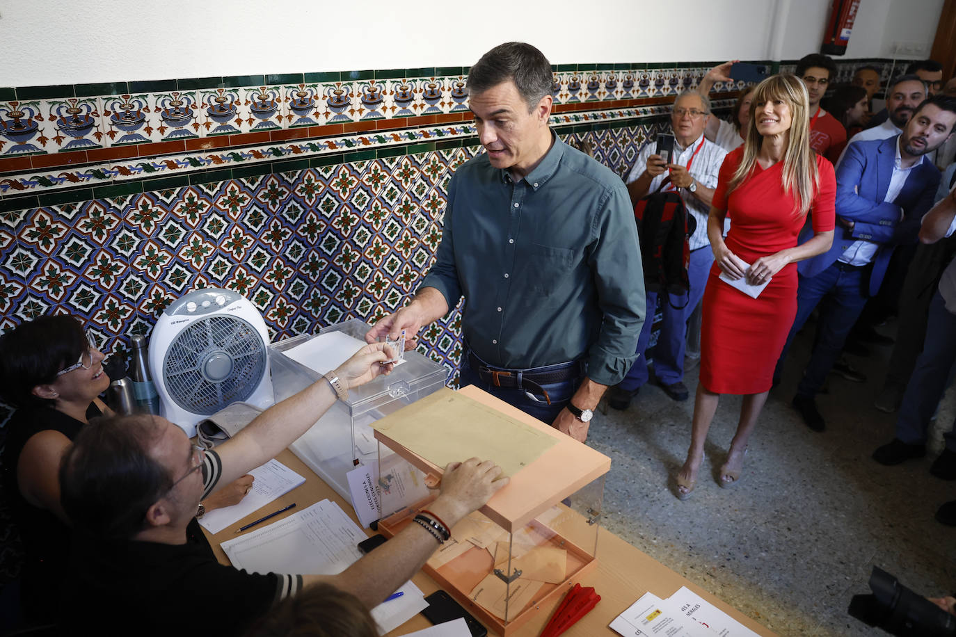 El presidente del Gobierno y candidato socialista a la reelección, Pedro Sánchez, acude a votar este domingo en Madrid