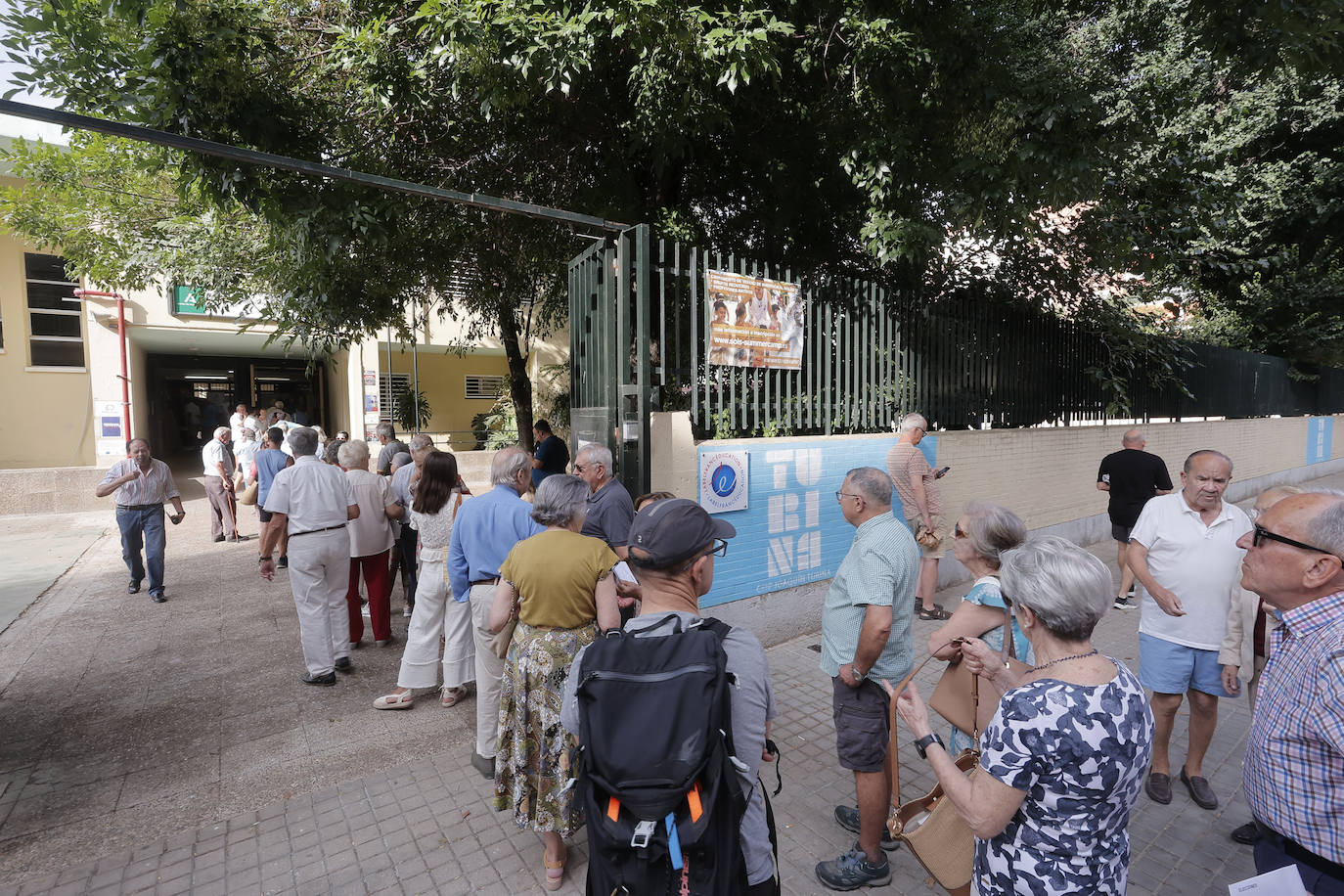 Ciudadanos hacen cola en Madrid para ejercer su derecho al voto