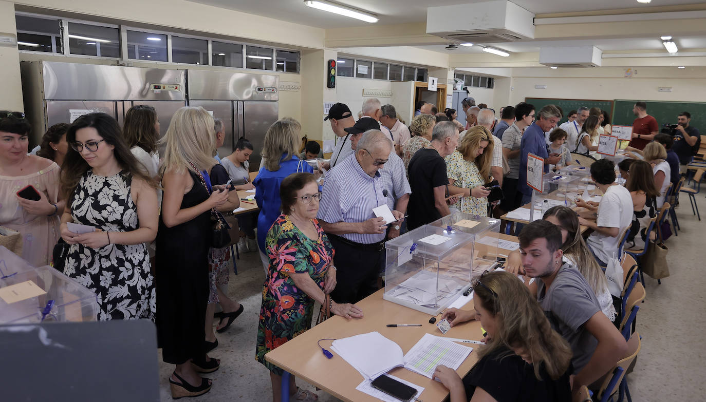 Ciudadanos votan este domingo en el Colegio Joaquín Turina