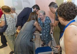 El presidente de la Región de Murcia atiende a una mujer que sufrió un mareo por calor en su colegio electoral