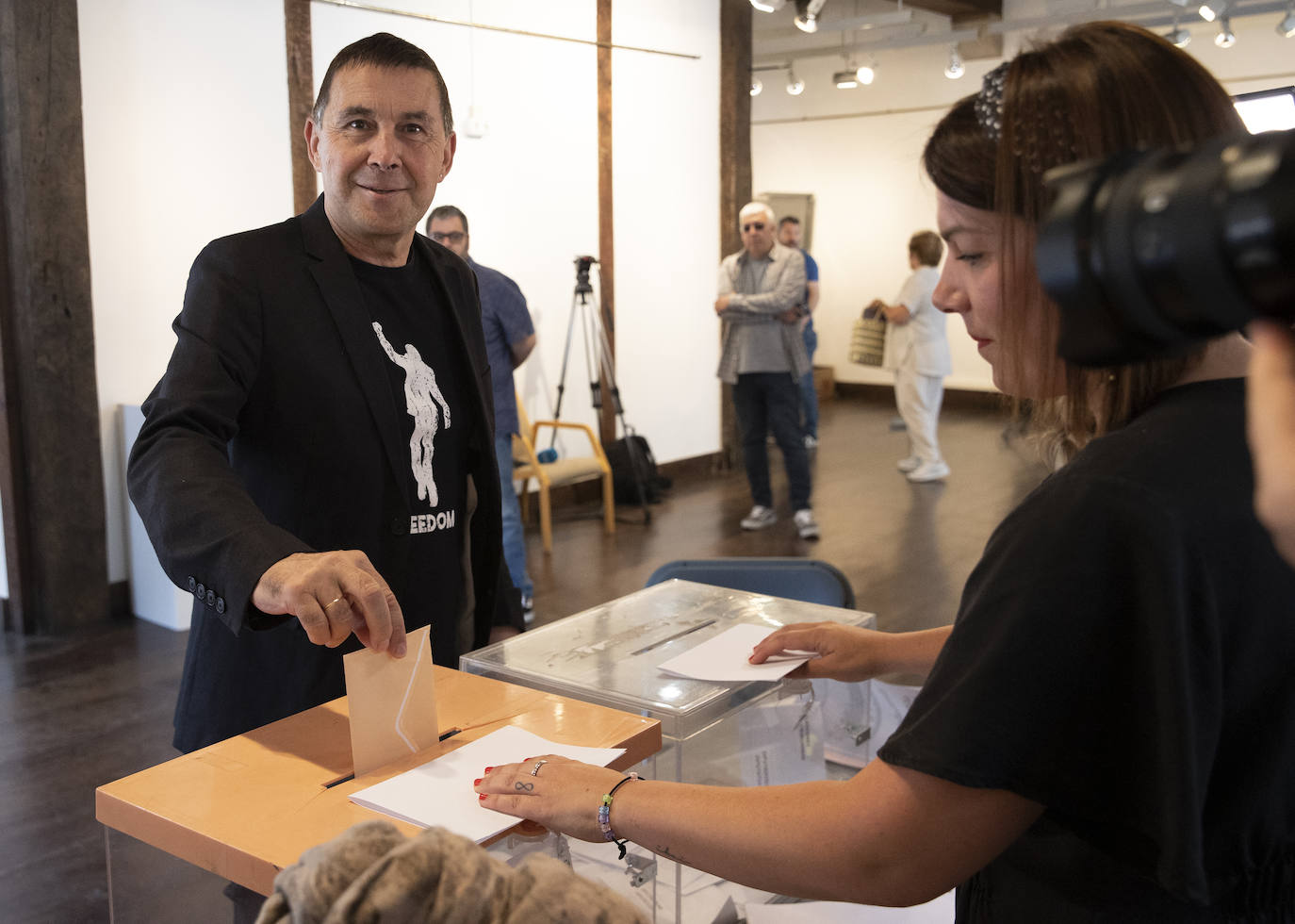 El coordinador general de EH Bildu, Arnaldo Otegi, ha votado en la localidad guipuzcoana de Elgoibar.