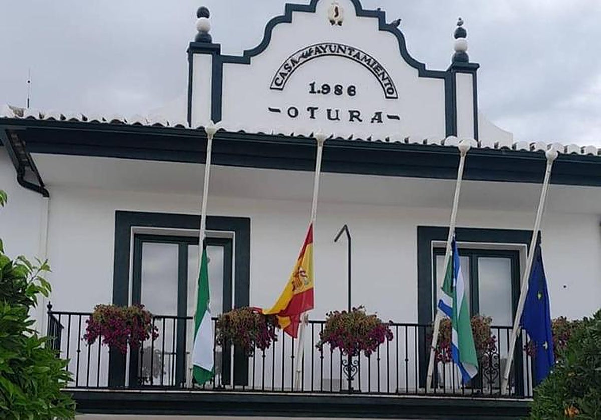 Banderas a media asta en la fachada del Ayuntamiento de Otura.