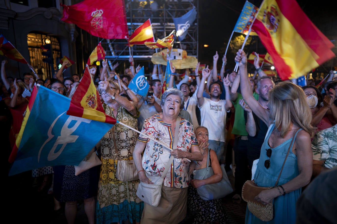 Apoyo de los ciudadanos al frente de la sede del PP, en Madrid