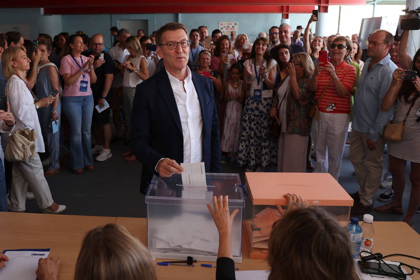El líder del Partido Popular, Alberto Núñez Feijóo ha votado en el colegio Ramiro de Maeztu de Madrid