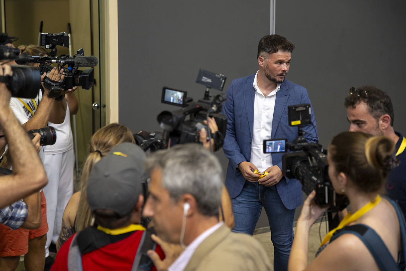 El cabeza de lista de ERC al Congreso por Barcelona, Gabriel Rufián, durante el seguimiento de la jornada electoral de los comicios generales en la estación del Nord, en Barcelona