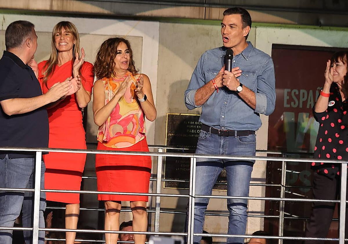 Pedro Sánchez, desde el balcón de Ferraz