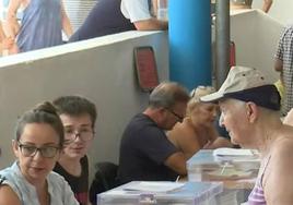 El calor obliga a trasladar ocho mesas electorales de las aulas al patio en un colegio en Mallorca