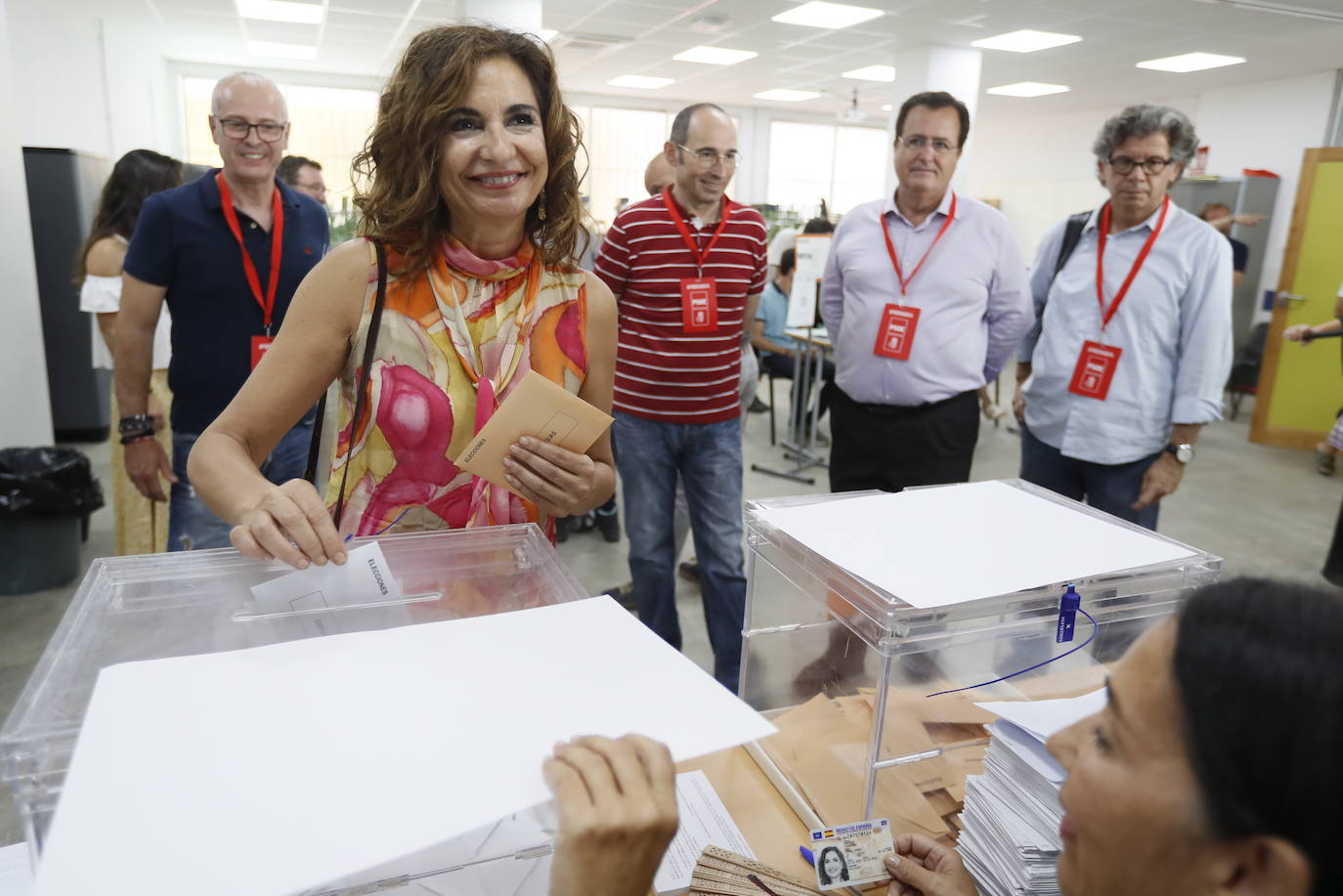 La vicesecretaria general del PSOE y número uno por Sevilla, María Jesús Montero, vota en las Escuelas Profesionales de la Sagrada Familia Nuestra Señora de los Reyes