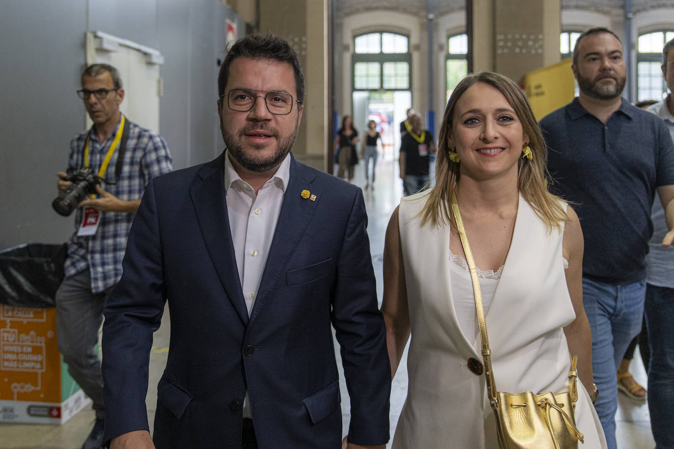 El presidente de la Generalitat de Catalunya, Pere Aragonés, llega junto a su esposa para seguir los resultados durante de la jornada electoral, en Barcelona