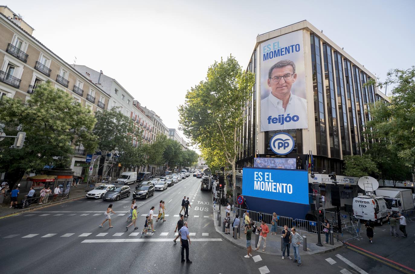 Varias personas llegan para el seguimiento de la jornada electoral de los comicios generales en la sede del PP en la calle Génova, en Madrid este domingo
