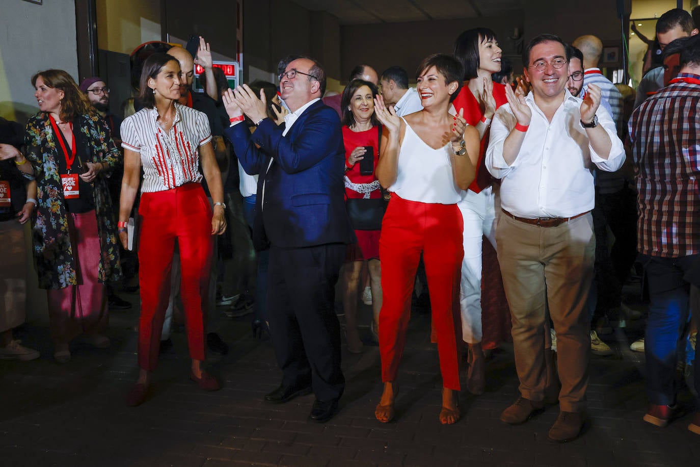 Los dirigentes socialistas Reyes Maroto (i), Miquel Iceta (2i),Margarita Robles (3i), Isabel Rodríguez y José Manuel Albares (d), en la sede del PSOE