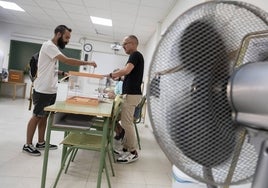 Fotogalería: ventiladores, agua fría y abanicos entre los recursos contra el calor en las votaciones