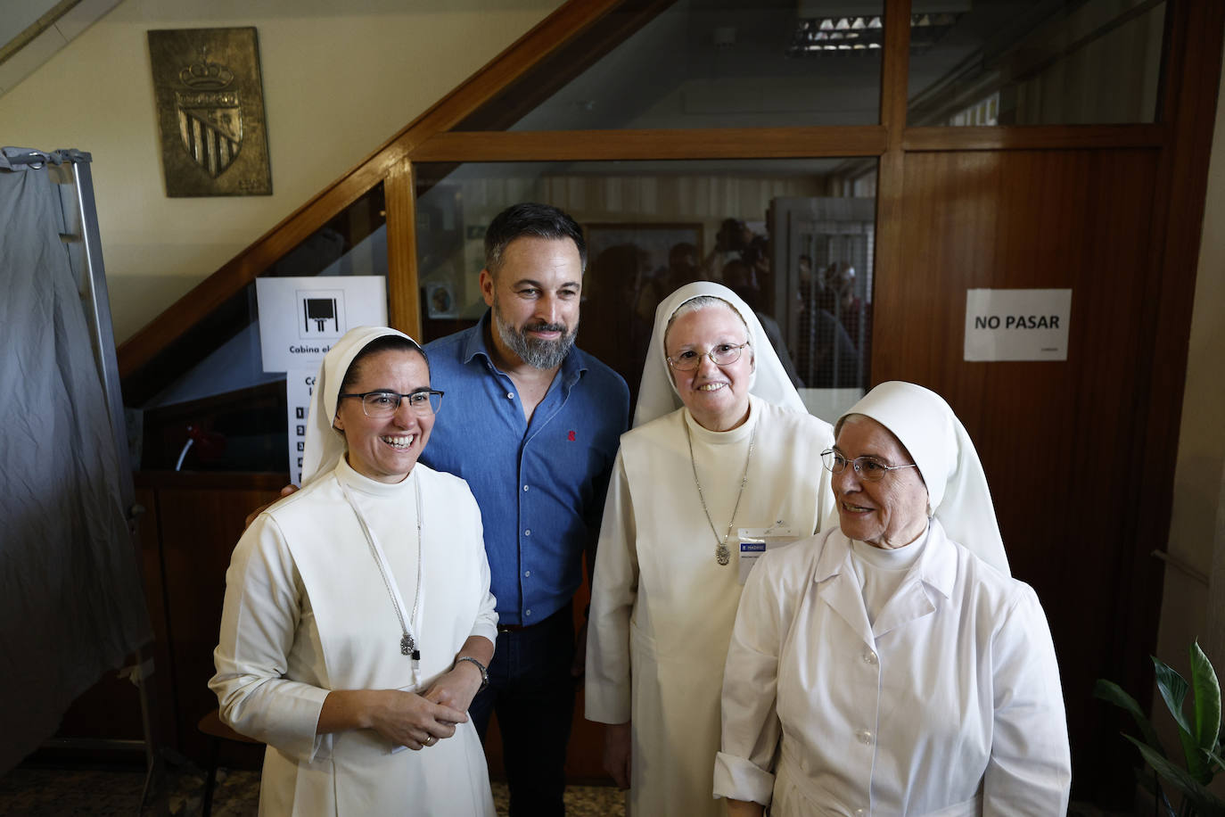 El líder de Vox, Santiago Abascal, posa con un grupo de monjas tras ejercer su derecho al voto en el colegio Cristo Rey en Madrid, este domingo.