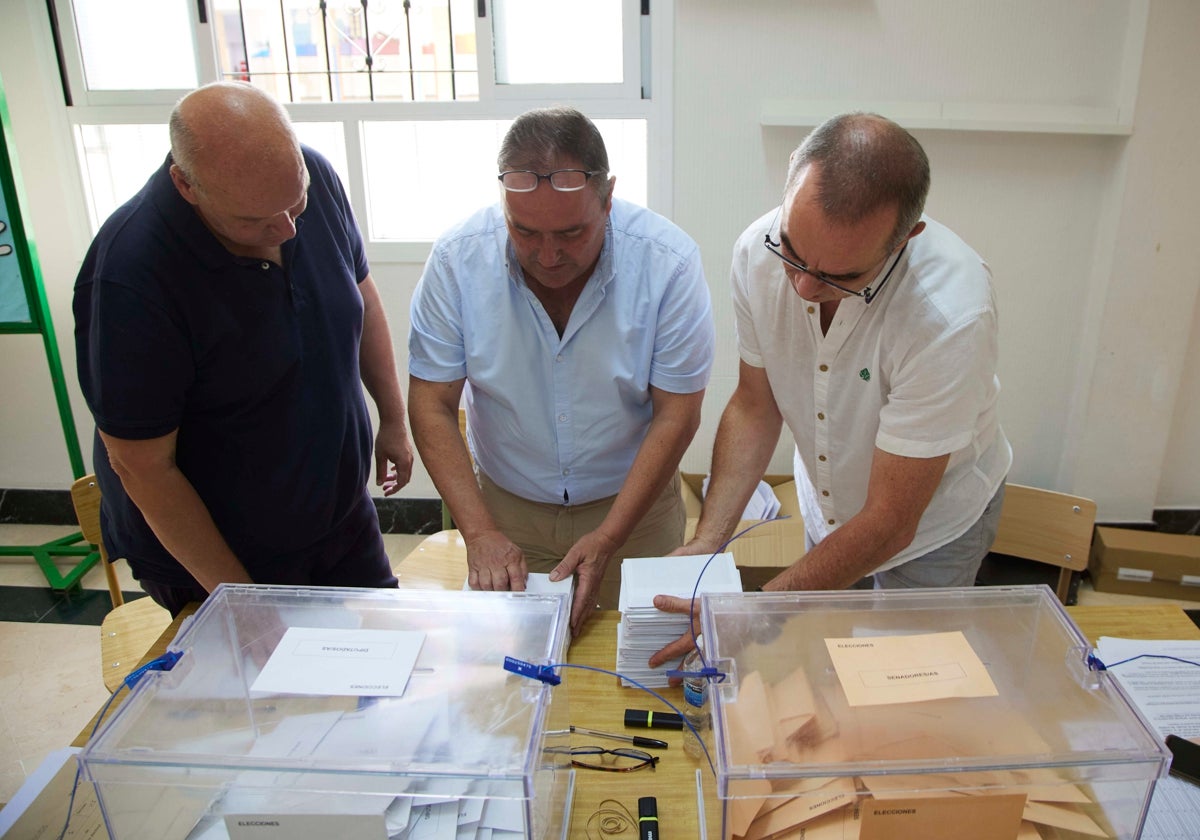 Recuento de votos en un colegio electoral de Andalucía