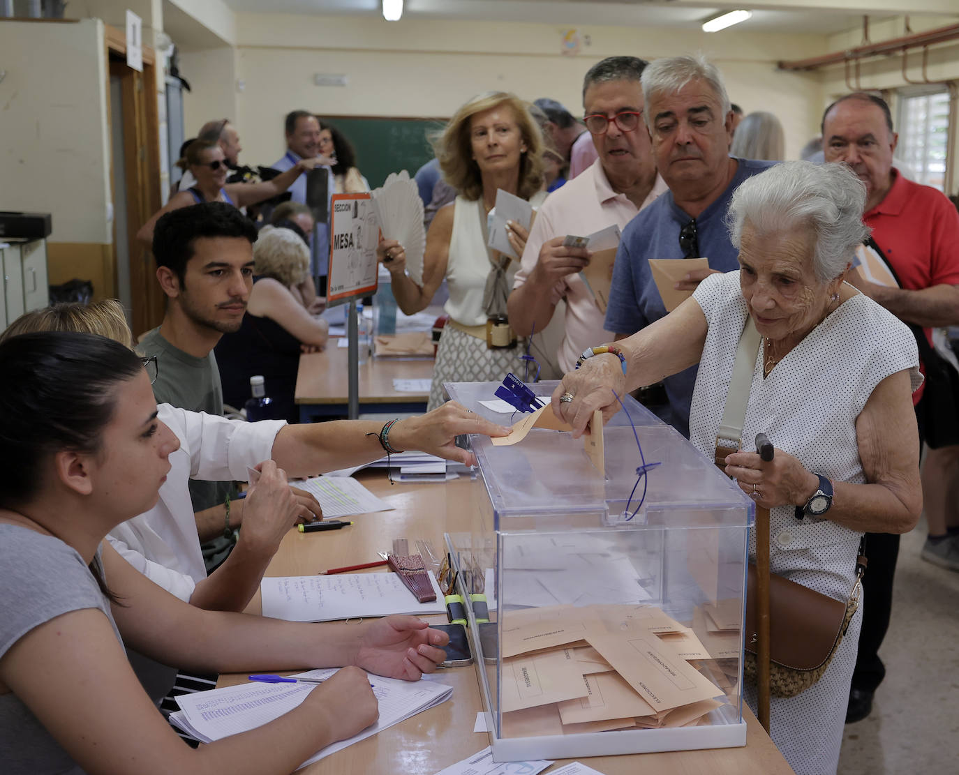 Ciudadanos hacen cola para votar en un colegio electoral de Madrid