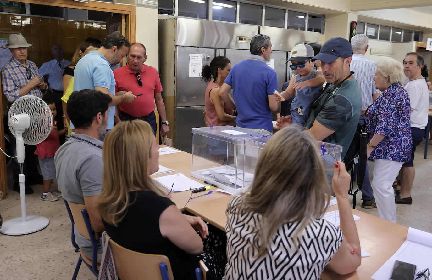 Ambiente en una mesa electoral en Madrid