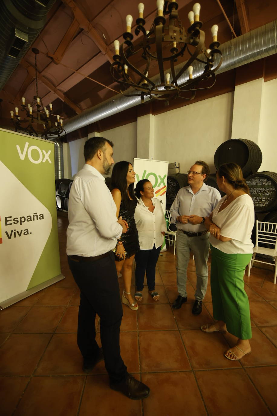 La igualada noche electoral en la &#039;sede&#039; de Vox en Córdoba, en imágenes
