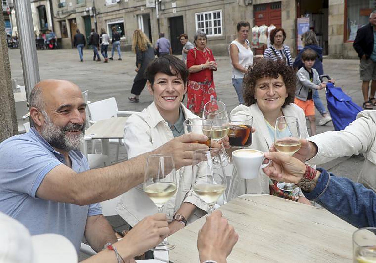 Néstor Rego, Ana Pontón y Goretti Sanmartín (BNG), el pasado sábado en la jornada de reflexión previa al 23J, en una terraza de Santiago de Compostela